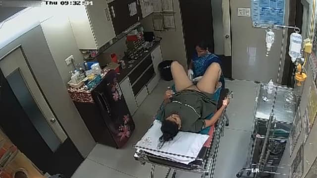 Desi Bhabhi In Clinic House-Keeper Shaving Her Pussy – hindixxx videos